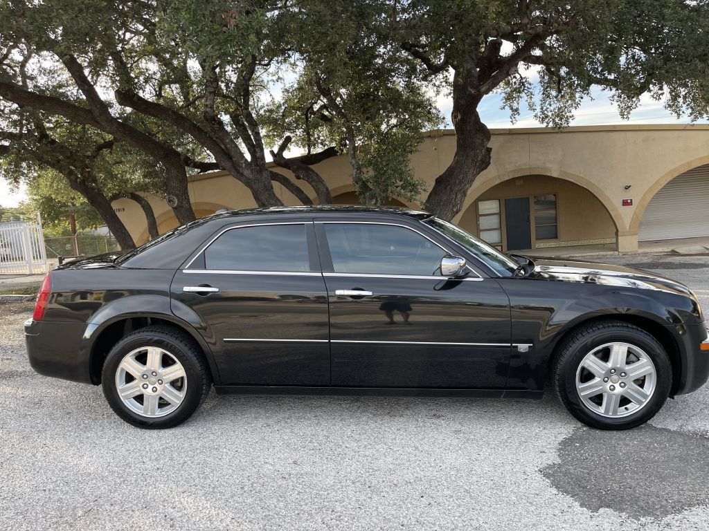 2005 Chrysler 300 Image 6