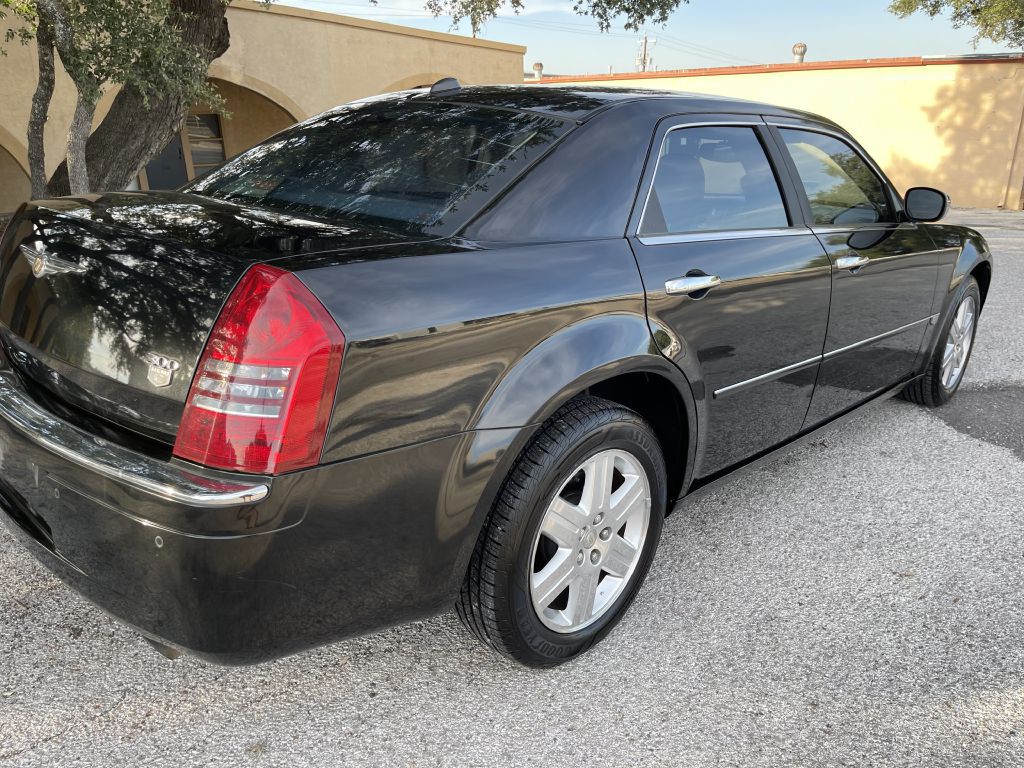 2005 Chrysler 300 Image 7