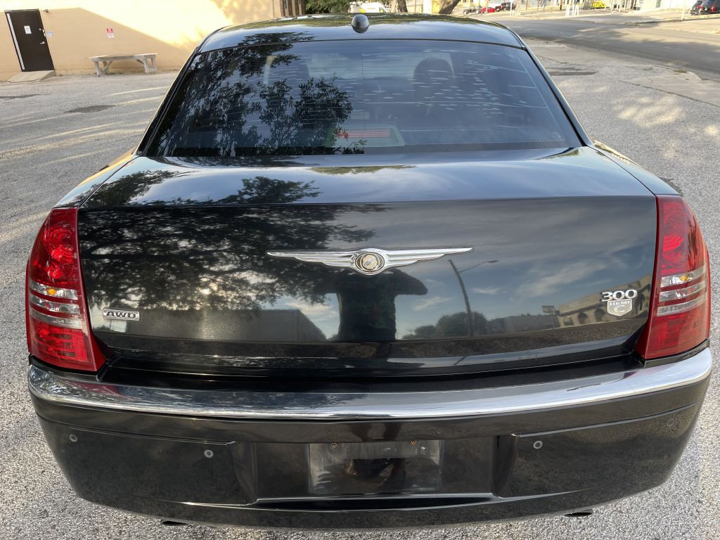 2005 Chrysler 300 Image 8