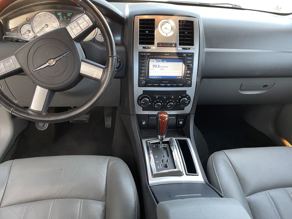 2005 Chrysler 300 Image 11