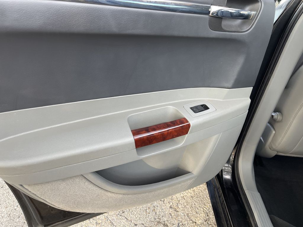 2005 Chrysler 300 Image 13