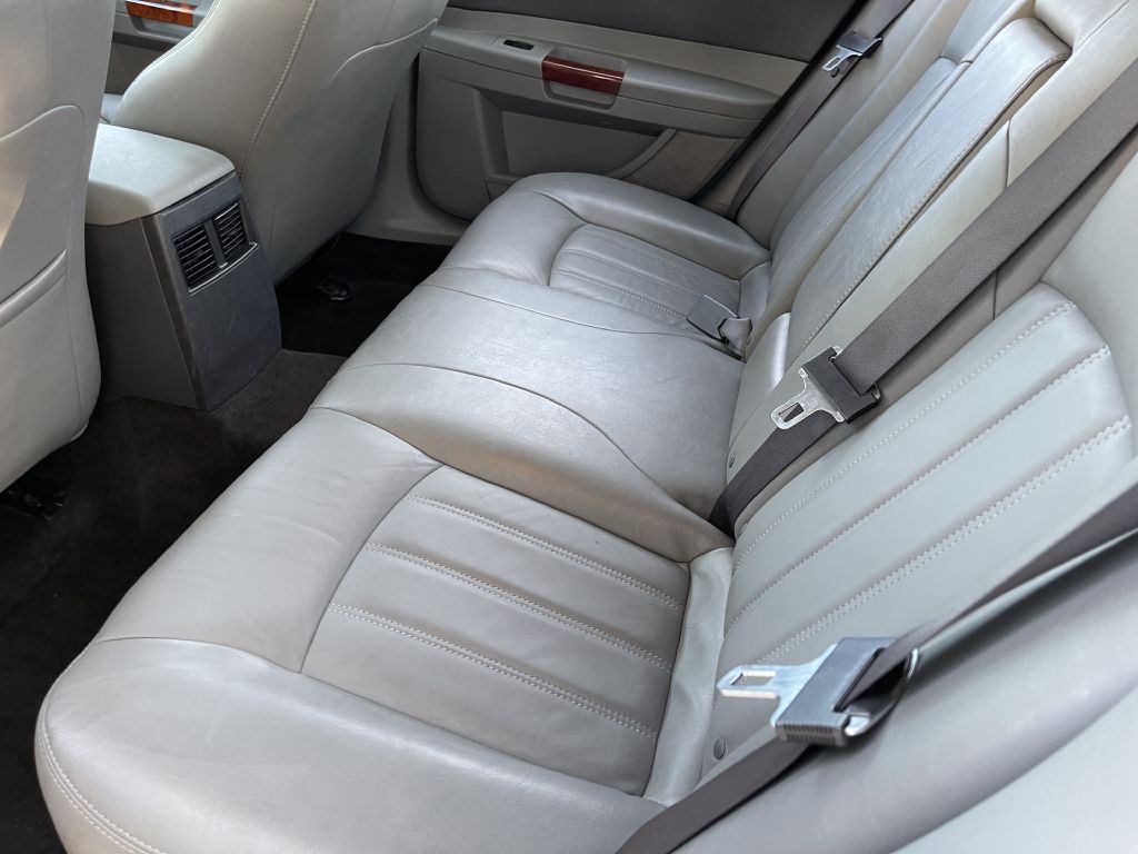 2005 Chrysler 300 Image 14