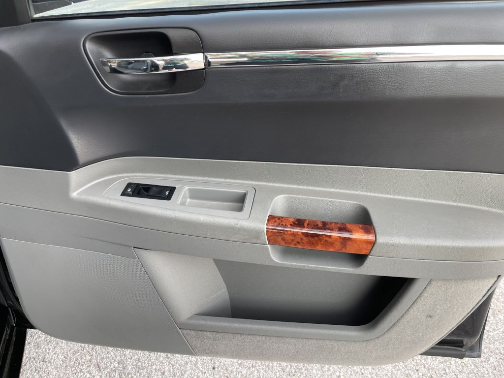 2005 Chrysler 300 Image 15