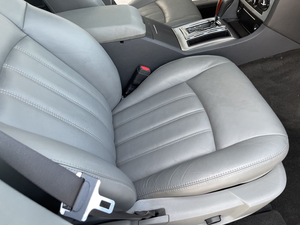 2005 Chrysler 300 Image 16