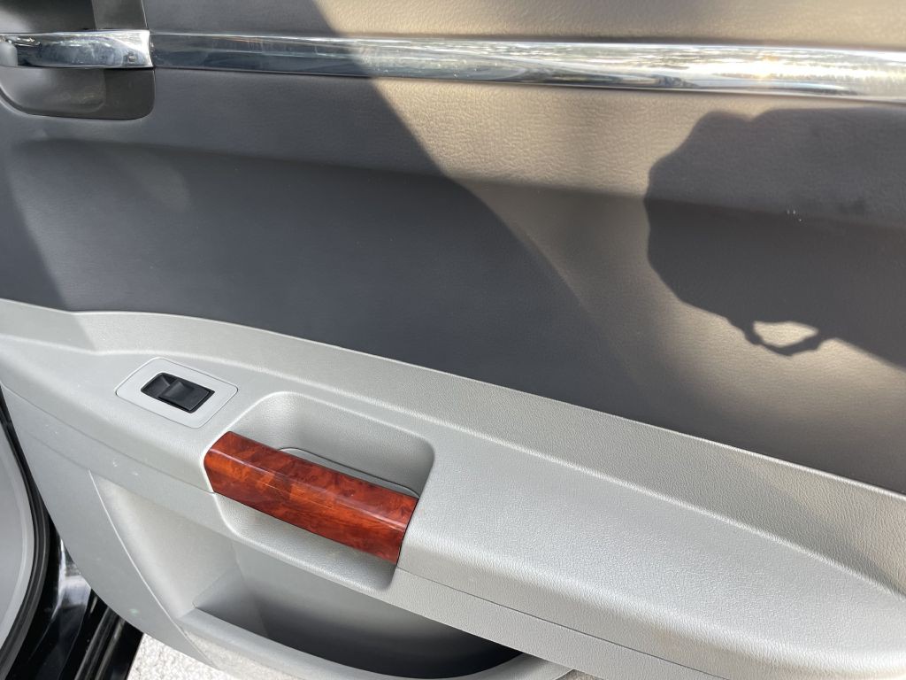 2005 Chrysler 300 Image 17