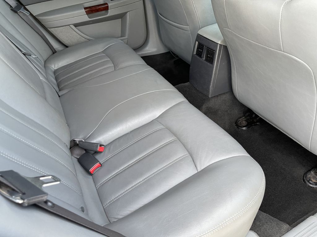 2005 Chrysler 300 Image 18