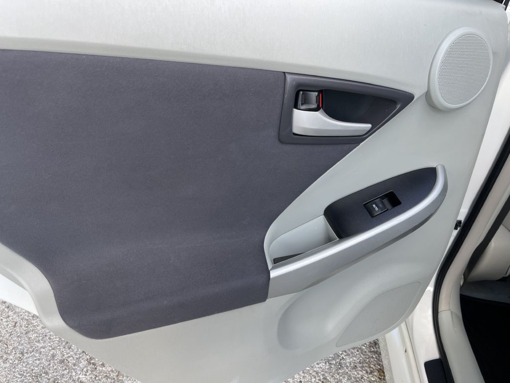 2011 Toyota Prius Image 13