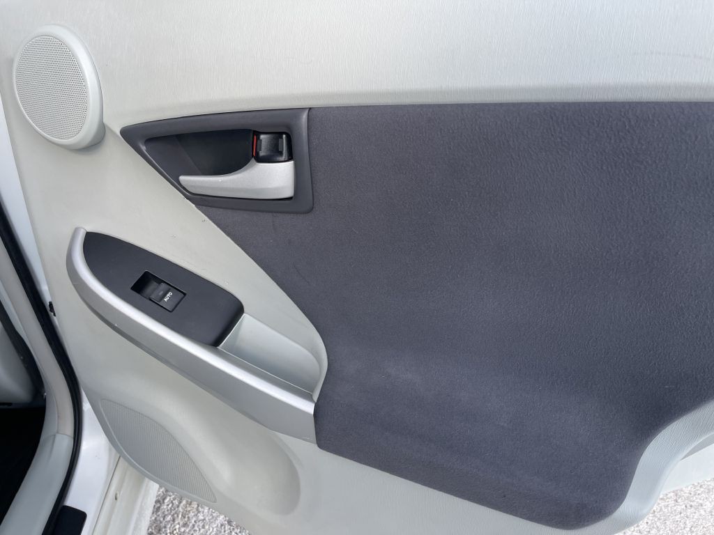 2011 Toyota Prius Image 17