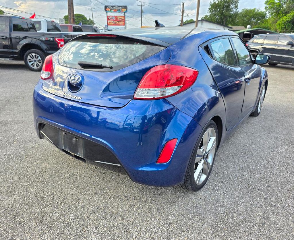 2017 Hyundai Veloster Image 2