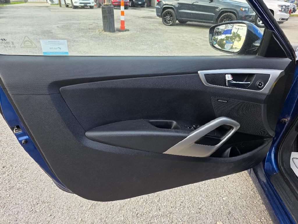 2017 Hyundai Veloster Image 13