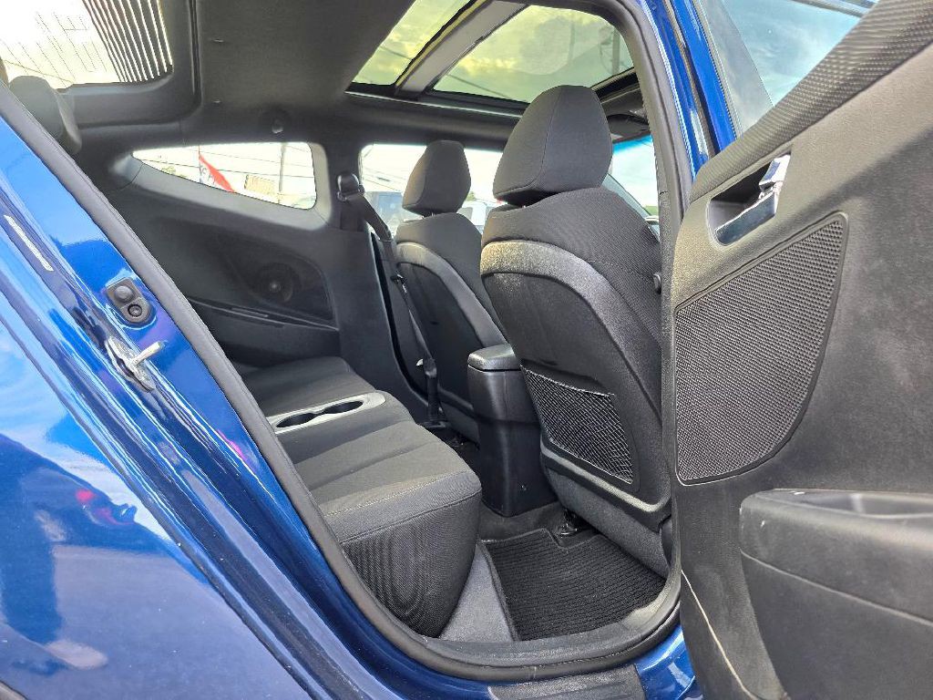 2017 Hyundai Veloster Image 18