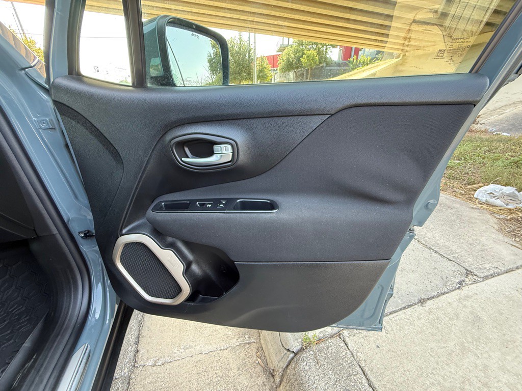 2016 Jeep Renegade Image 12