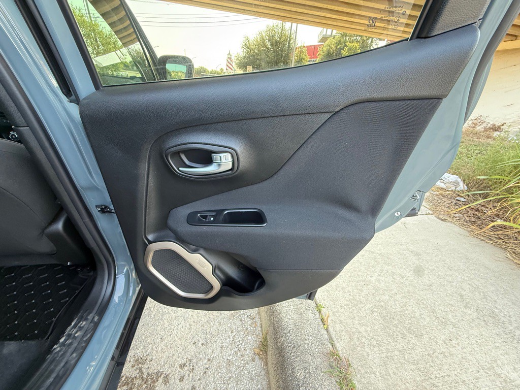 2016 Jeep Renegade Image 15