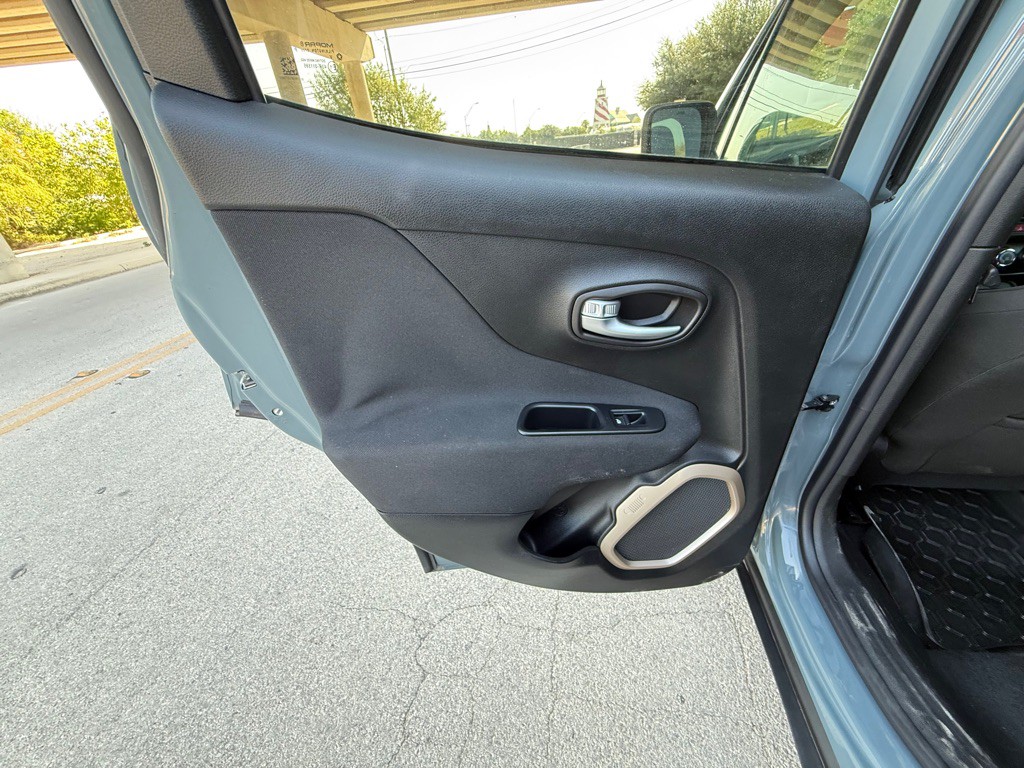 2016 Jeep Renegade Image 19