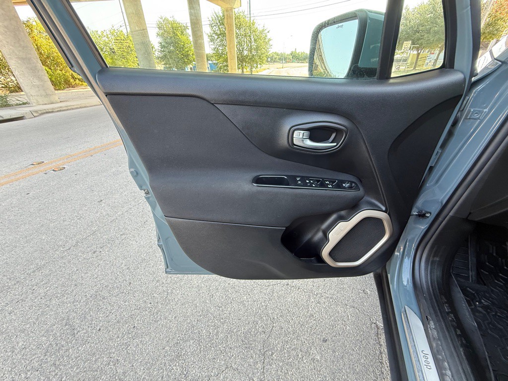 2016 Jeep Renegade Image 25