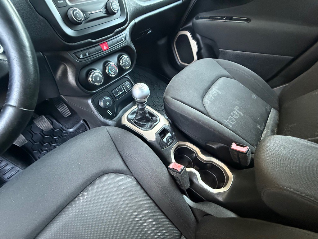 2016 Jeep Renegade Image 28