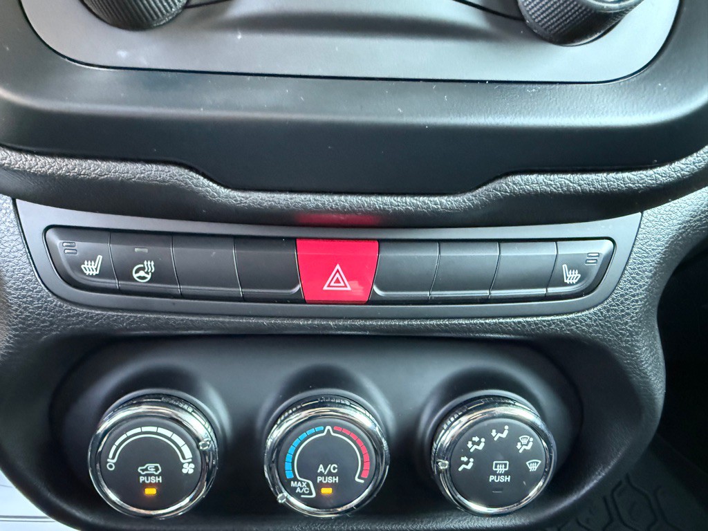 2016 Jeep Renegade Image 30