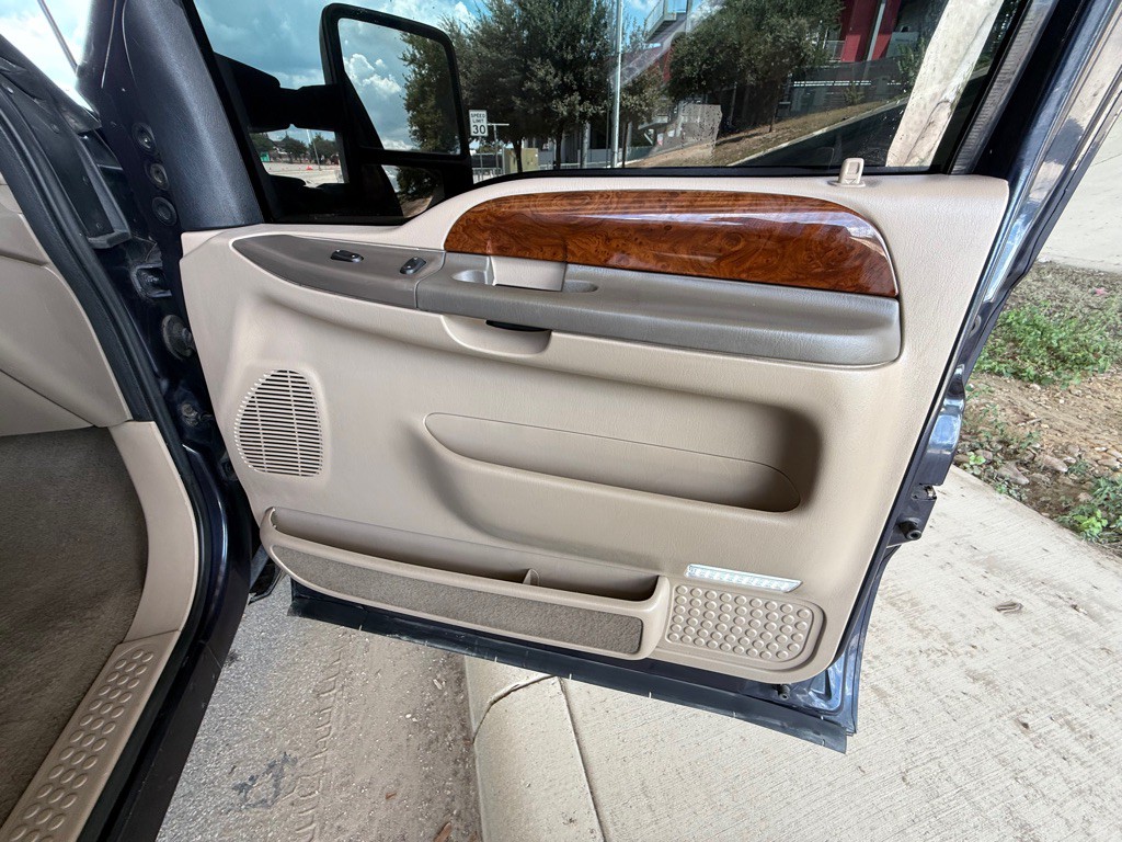 2000 Ford Excursion Image 12