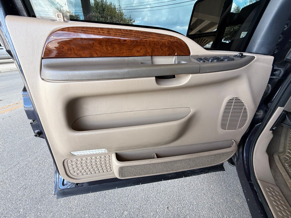 2000 Ford Excursion Image 25