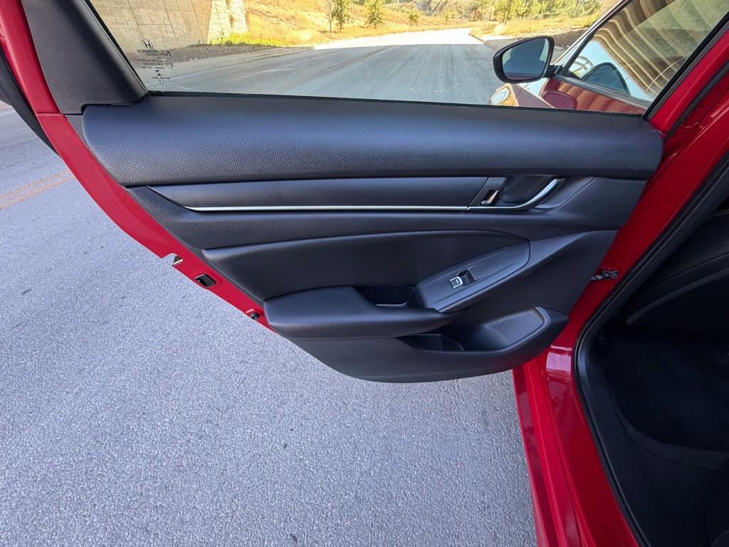 2019 Honda Accord Image 18