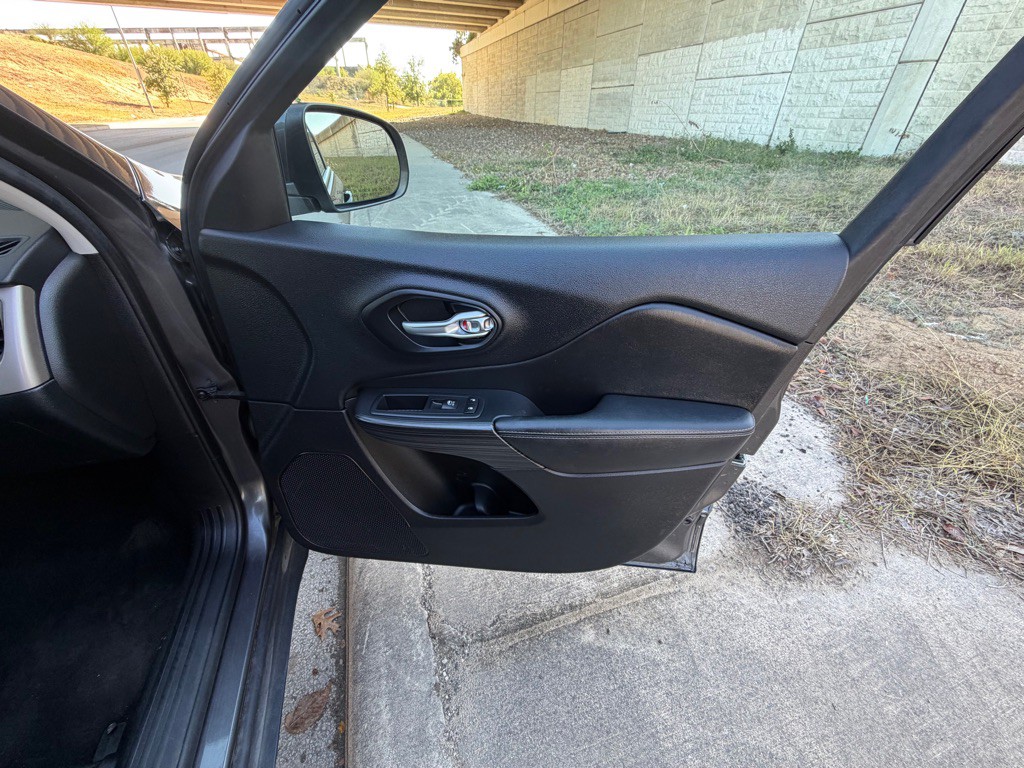 2015 Jeep Cherokee Image 12