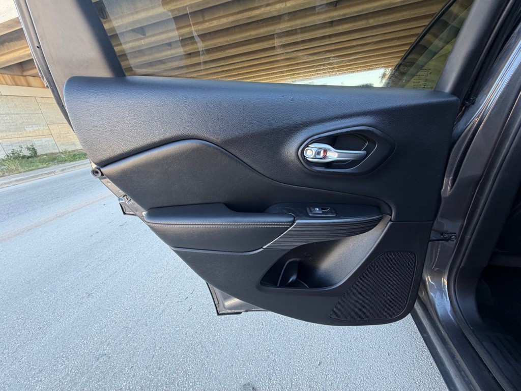 2015 Jeep Cherokee Image 18