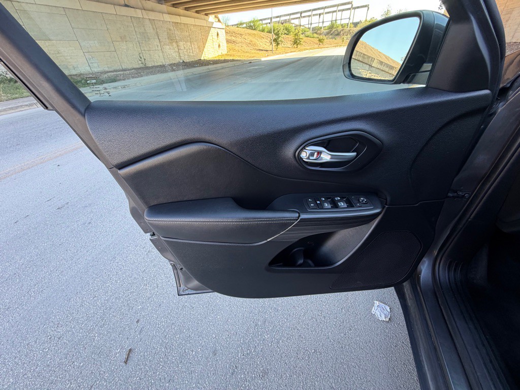 2015 Jeep Cherokee Image 24