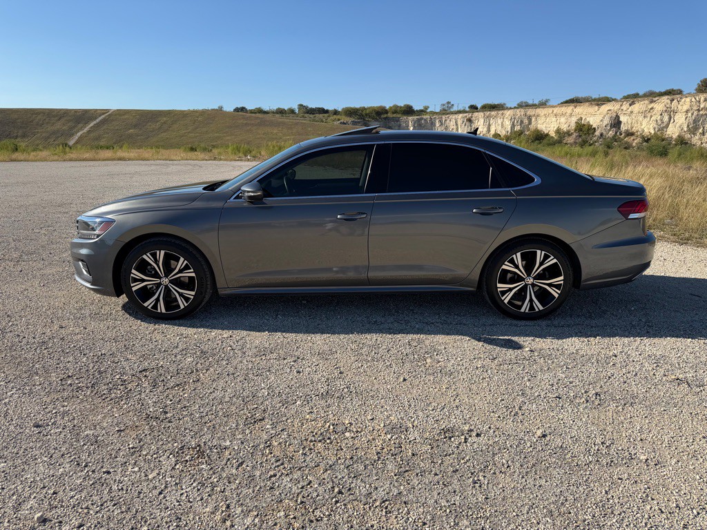2021 Volkswagen Passat Image 3
