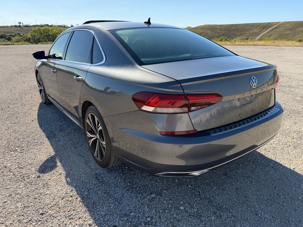 2021 Volkswagen Passat Image 11