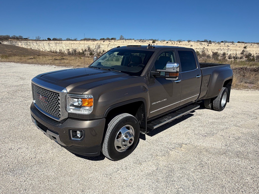 2015 GMC Sierra Image 1