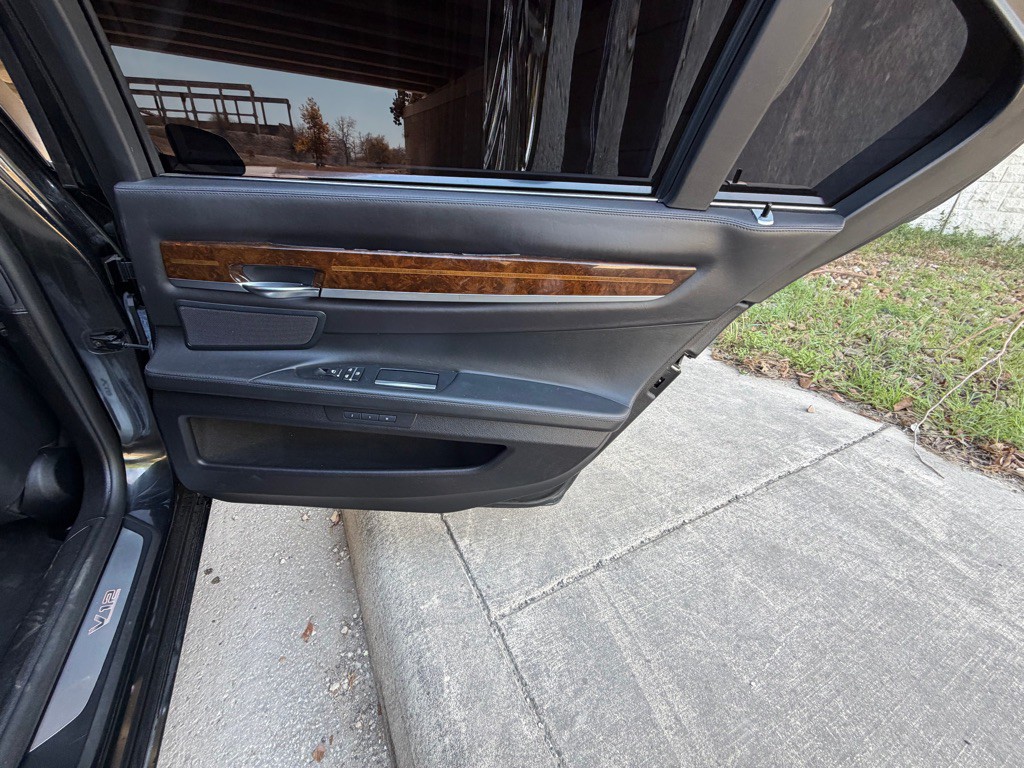 2013 BMW 7 Series Image 17