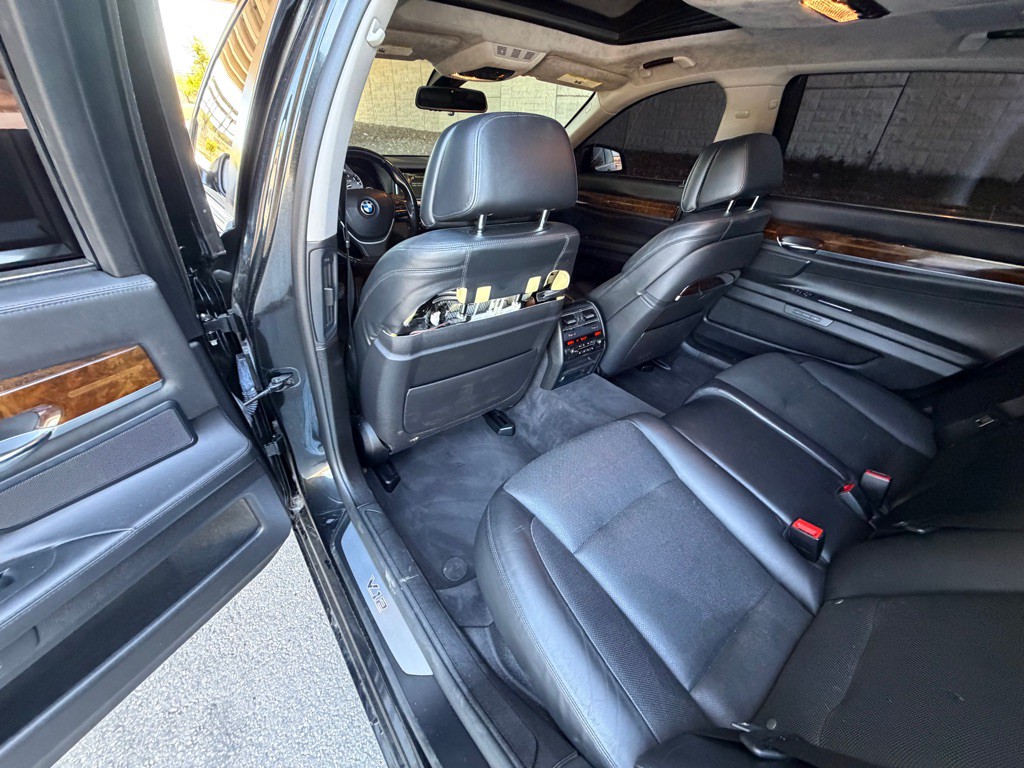 2013 BMW 7 Series Image 21