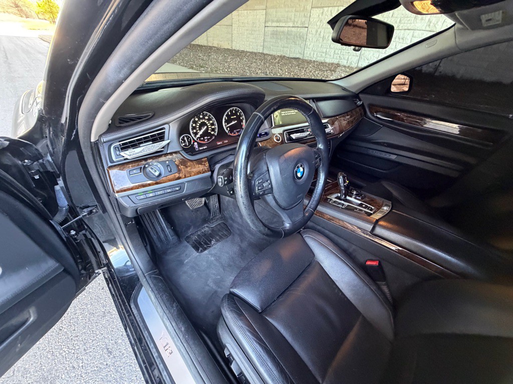 2013 BMW 7 Series Image 27