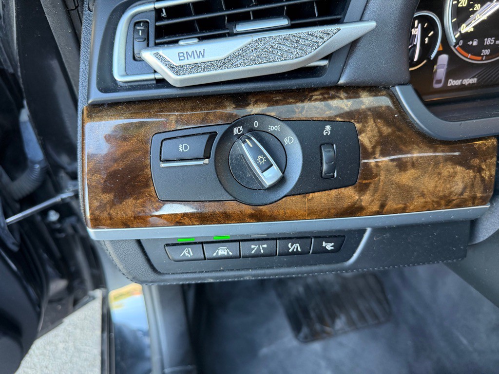 2013 BMW 7 Series Image 30