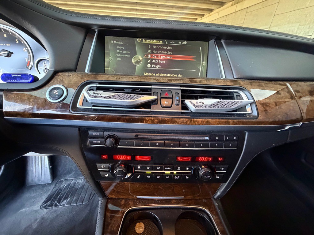 2013 BMW 7 Series Image 32