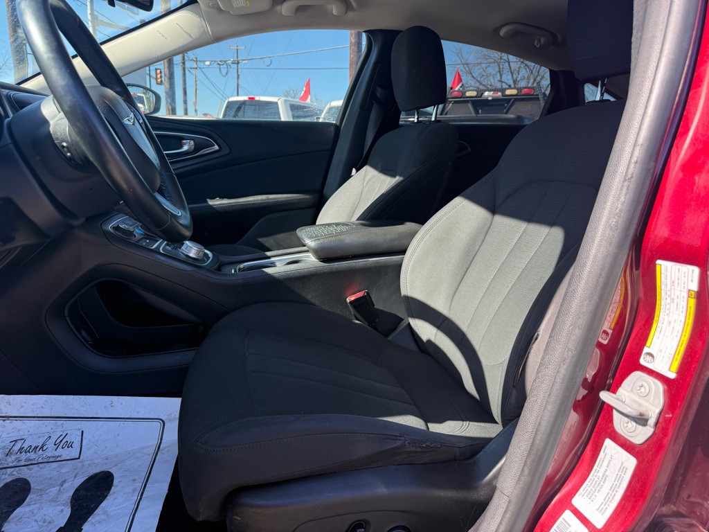 2016 Chrysler 200 Image 14