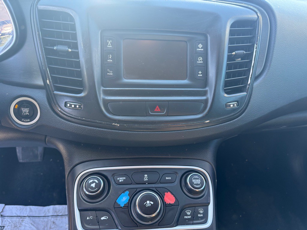 2016 Chrysler 200 Image 17