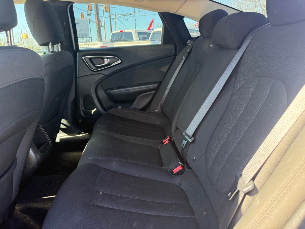 2016 Chrysler 200 Image 18