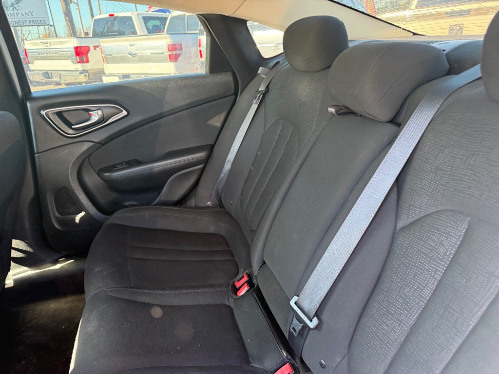 2016 Chrysler 200 Image 19