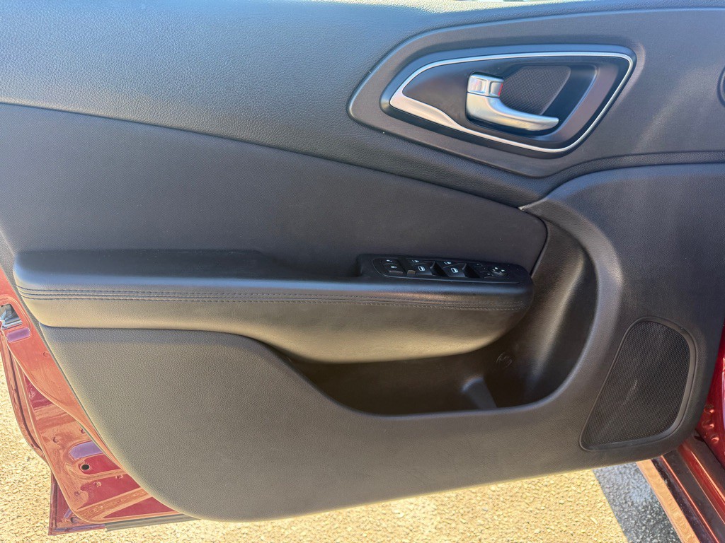 2016 Chrysler 200 Image 20