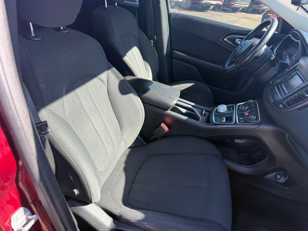 2016 Chrysler 200 Image 22