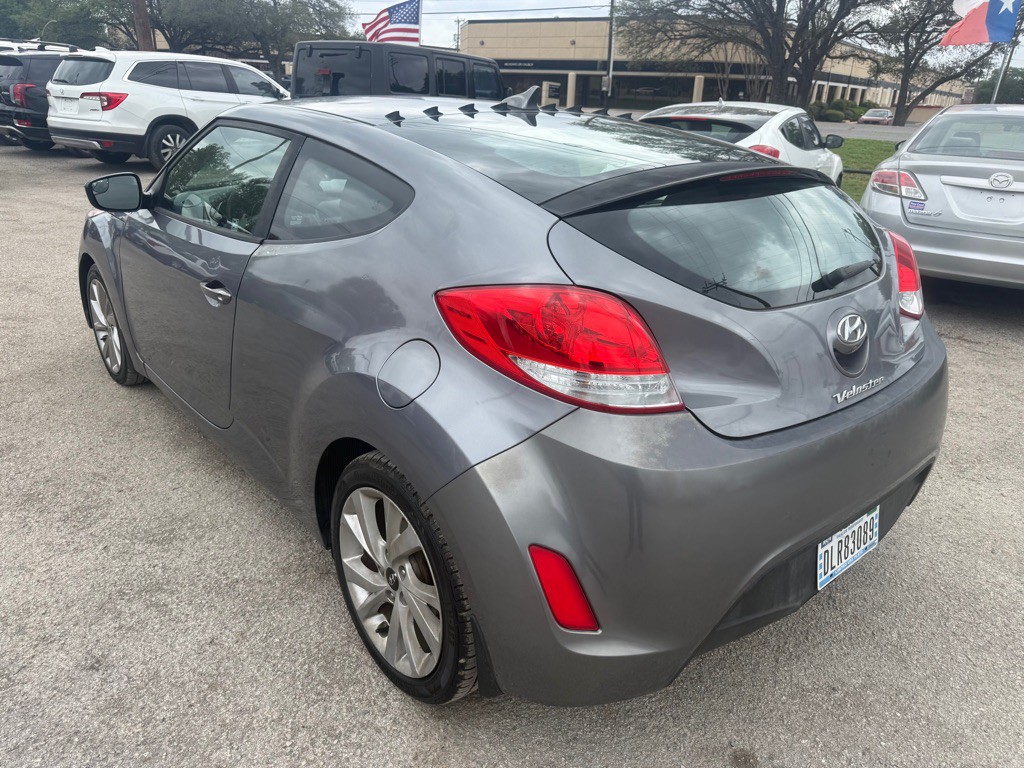 2017 Hyundai Veloster Image 4