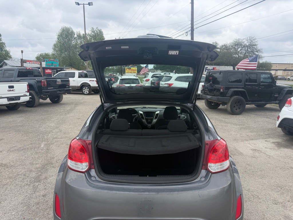 2017 Hyundai Veloster Image 6