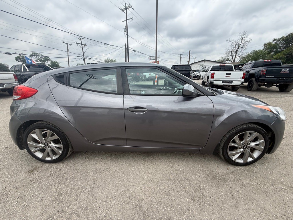 2017 Hyundai Veloster Image 9