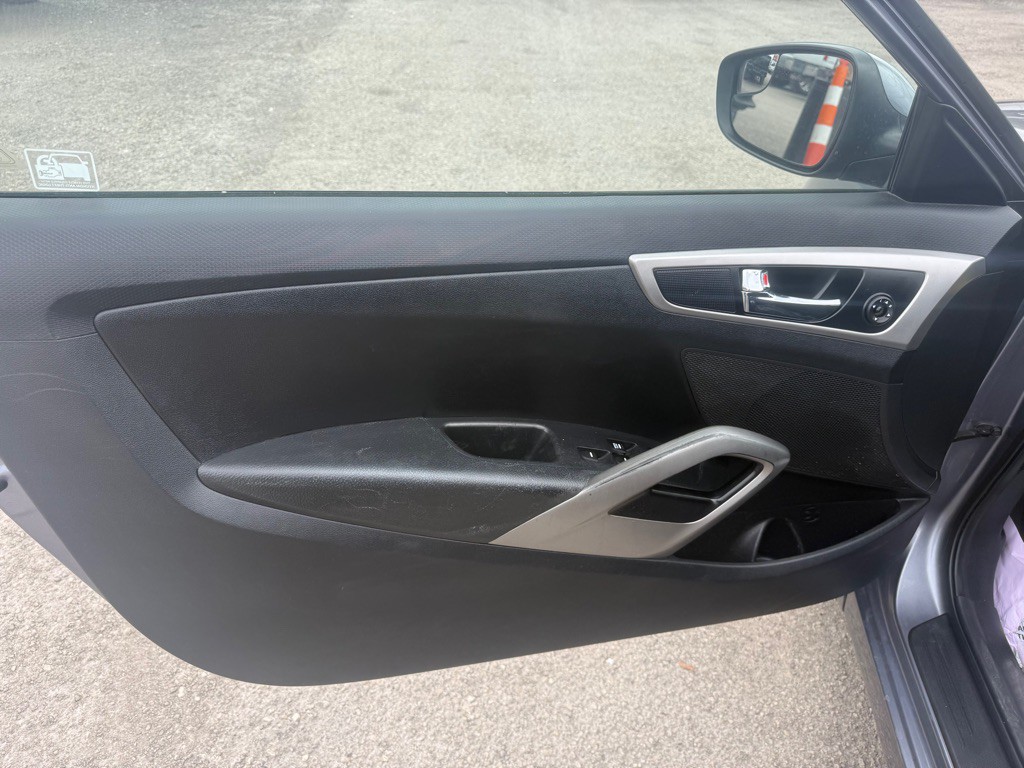 2017 Hyundai Veloster Image 16