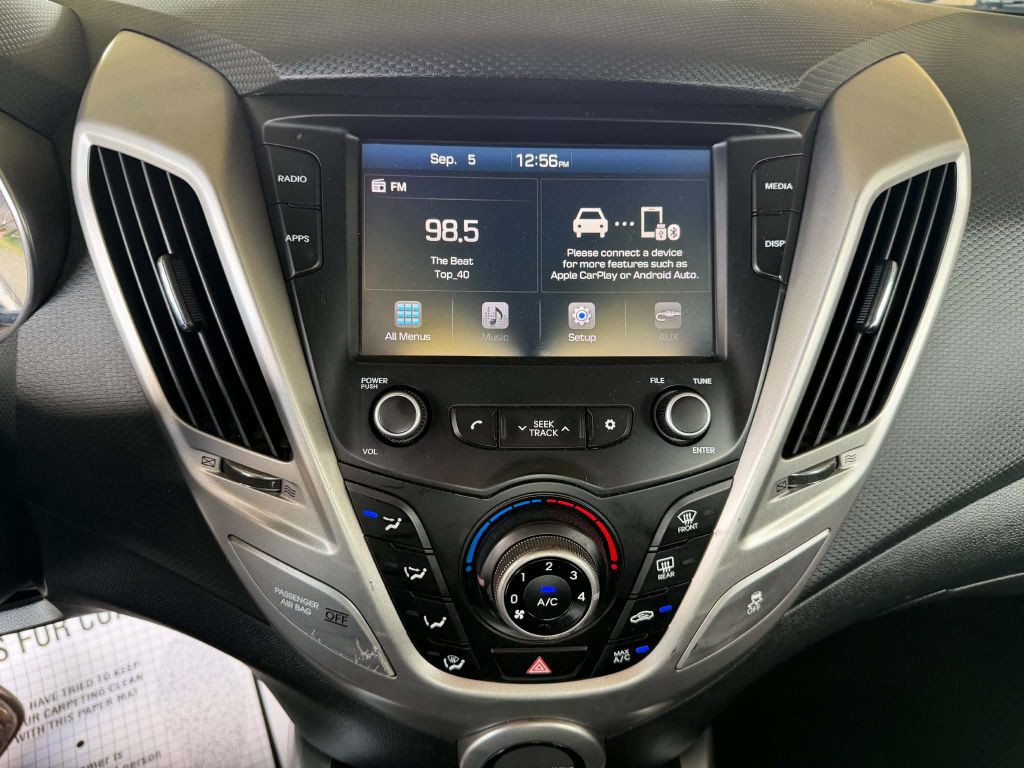 2017 Hyundai Veloster Image 21