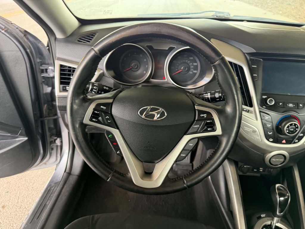 2017 Hyundai Veloster Image 24