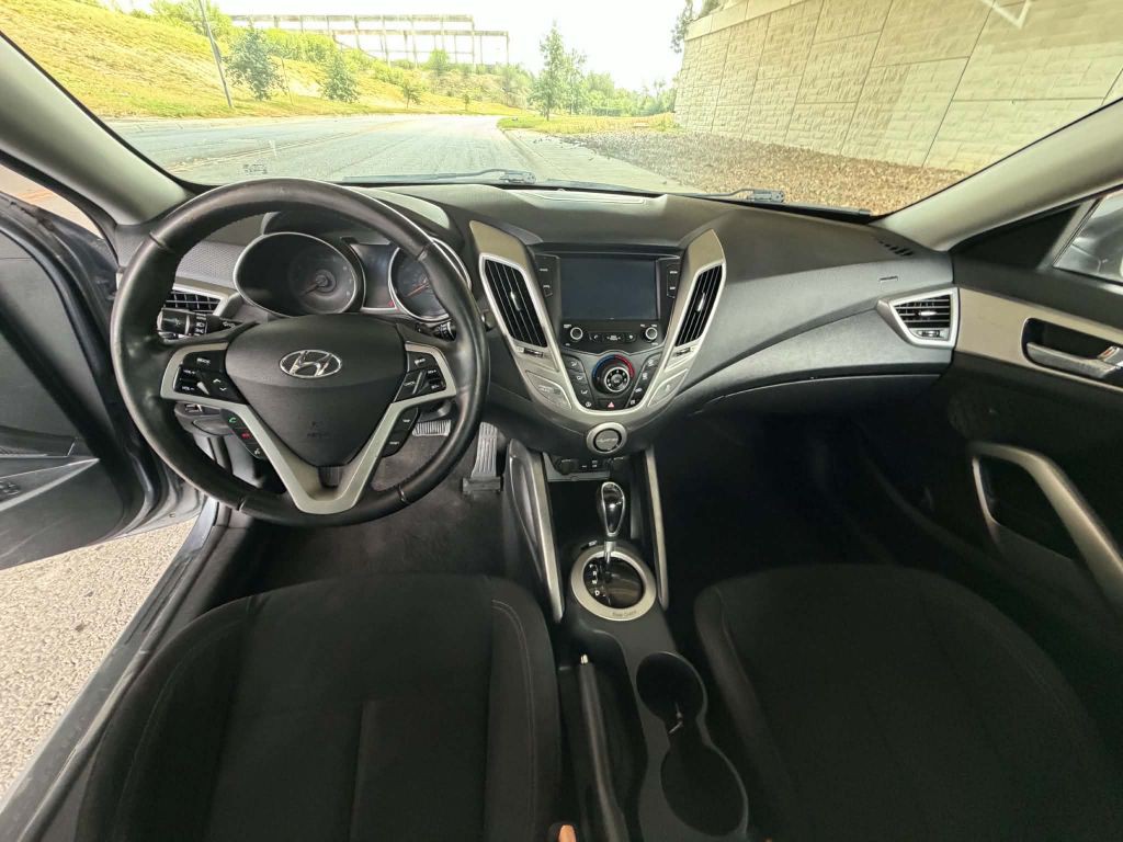 2017 Hyundai Veloster Image 25