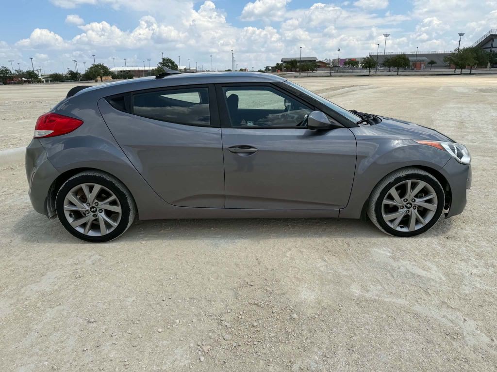 2017 Hyundai Veloster Image 10
