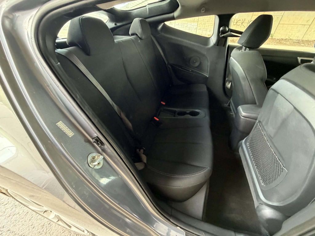 2017 Hyundai Veloster Image 15